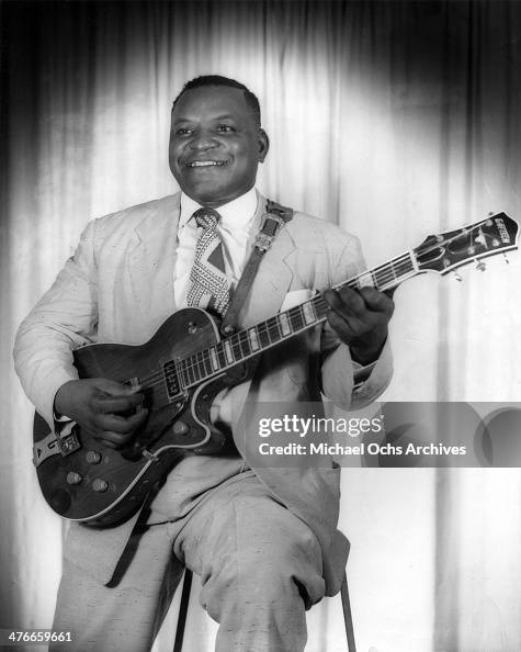 omarsilvarivera's tweet photo. @ElFonografo Hoy (1966)✝️el cantautor estadounidense Smiley Lewis. Intentó en Imperial atraer nuevos clientes de🥏en 1957, grabó lo crooner y country, Fracasó y cayó, lo sacaron del sello. En 1960 Teloneó a nuevos músicos, le $ poco, fue a shows en 🚍ururbano. Nace el 05/07/1913. https://t.co/x6mGQveGPa