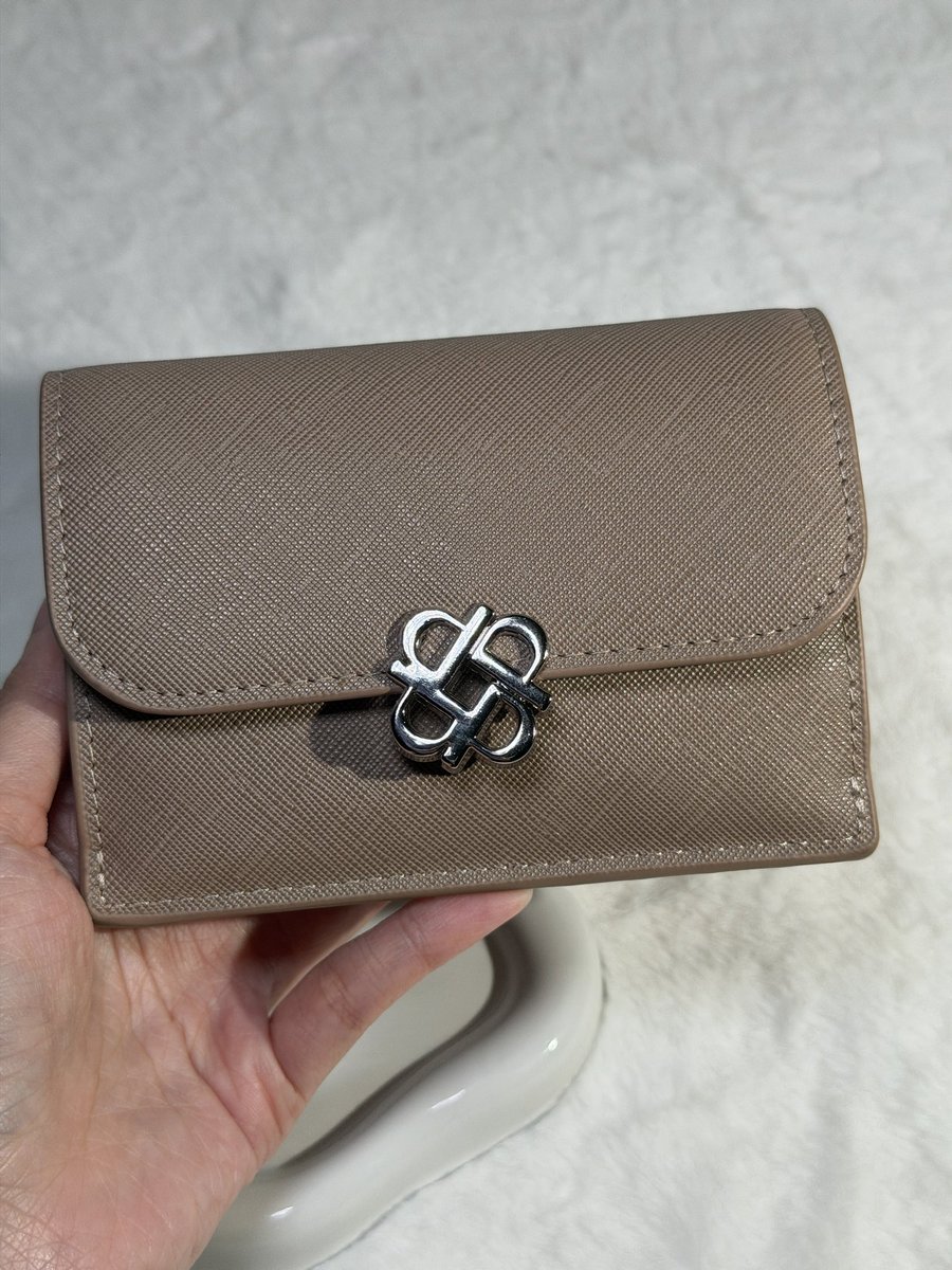 PPIMMYY's tweet photo. กระเป๋าตังค์ของ Perota ค่า 👜💖 เป็นอีกแบรนด์ที่พิมซื้อบ่อยมากกก ราคาน่ารัก ใช้งานจริงได้แบบคุ้มสุดๆ รุ่นนี้คือ Ivy Wallet ชอบตรงที่เปิด-ปิดง่าย หยิบบัตรหยิบเงินสะดวกมากกก ✨ มีช่องใส่การ์ด 5 ใบ ด้านในมีช่องใส่แบงค์หรือการ์ด แล้วก็มีช่องซิปสำหรับใส่เหรียญด้วย
ใบเล็กแต่จัดของได้ครบเลย ใครกำลังหากระเป๋าตังค์เรียบๆใช้ง่าย พิมว่ารุ่นนี้น่าโดนมากกก 🥹💗