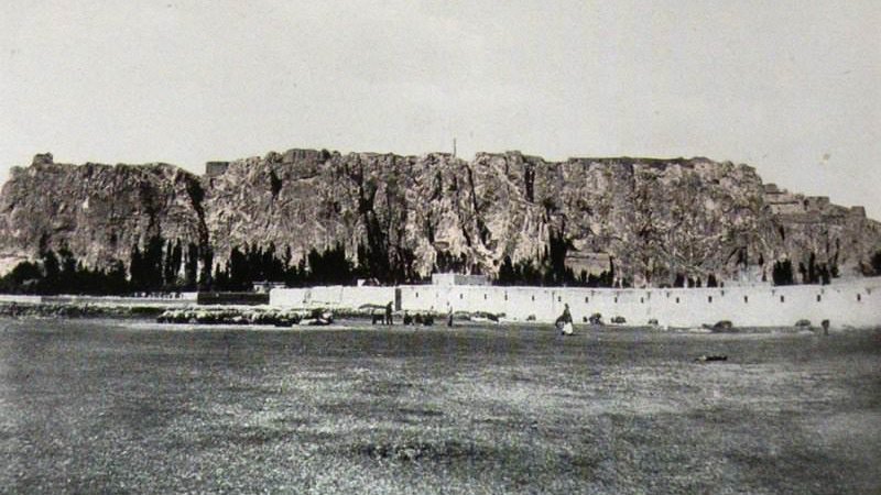 zeydanlioglu's tweet photo. Buraya 112 sene önce çekilmiş Van Kalesi ve eski Van Şehri görseli bırakayım.

Osmanlı ordusunda görevli yapmış olan V. Pietschmann tarafından 1914 yazı çekilen bu fotoğrafta, günümüzde artık var olmayan eski Van şehrini ve surlarını görüyorsunuz.

Van'a selamlarımı gönderiyorum https://t.co/vgZ2UzniQ6