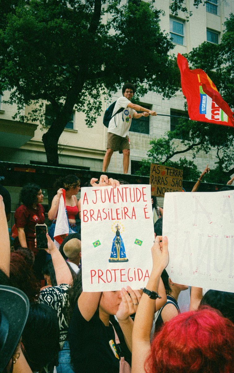 rhcpeppxrs's tweet photo. é a juventude do rio nas ruas!!!! vamos virar!!! ⭐️⭐️⭐️⭐️❤️ https://t.co/59mrSvYEtV