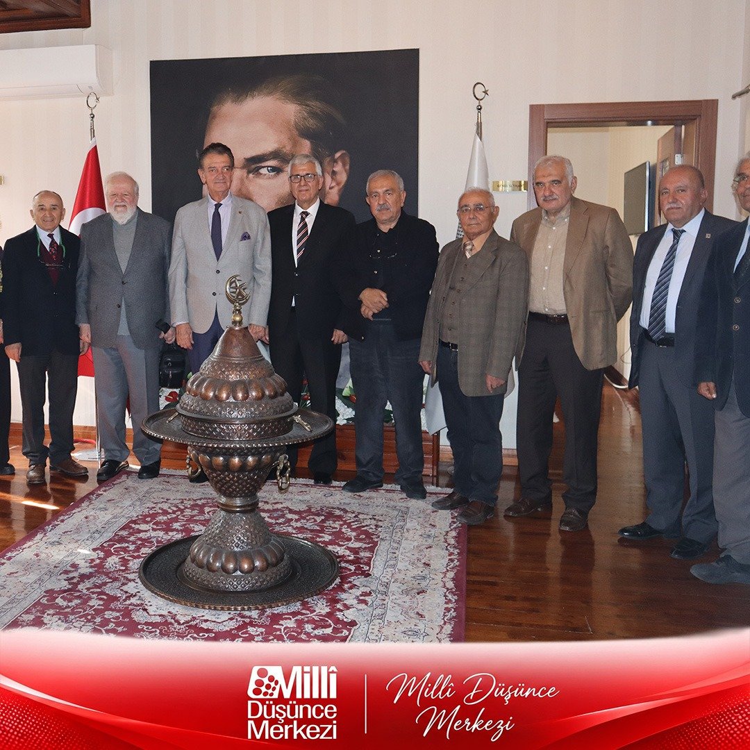 MilliDusunceMDM's tweet photo. Atatürkçü Düşünce Derneği’ne Ziyaretimiz: Türk Milletinin Geleceği ve Temel Kavramlar Üzerine İstişare

Millî Düşünce Merkezi olarak, sivil toplum kuruluşlarıyla sürdürdüğümüz temaslar kapsamında Atatürkçü Düşünce Derneği (ADD) Genel Merkezi’ne kapsamlı bir ziyaret gerçekleştirdik.

Türkiye’nin temel meselelerinin, kavram yozlaşmasının ve geleceğimizin masaya yatırıldığı görüşme, kurumlarımız arası fikir alışverişi açısından oldukça verimli bir atmosferde tamamlandı.

Ziyarette heyetimize Genel Başkanımız Sayın Hakan Paksoy ve Prof. Dr. İskender Öksüz başkanlık ederken; heyetimizde Genel Sekreterimiz Veli Taş, Genel Başkan Yardımcımız Mehmet Onur Karadayı, Yönetim Kurulu Üyelerimiz Yazar ve Şair A. Yağmur Tunalı, Abdullah Halilbeyoğlu ve Denetim Kurulu Üyemiz Hüseyin Polat yer aldı.

Görüşmeye ev sahipliği yapan Atatürkçü Düşünce Derneği heyetinde ise Sayın Genel Başkan  Mustafa Hüsnü Bozkurt, Genel Sekreter Durur Gök, Genel Başkan Yardımcısı B. Safa Yenice ve Genel Başkan Yardımcısı Hatice Topçu Şap hazır bulundu.

Tarihin Derinliklerinden Bugüne Türkiye'nin Meseleleri Gündeme dair karşılıklı değerlendirmelerde bulunduğumuz toplantının ana eksenini, Türkiye'nin içinden geçtiği kritik süreç ve karşı karşıya kaldığımız millî meseleler oluşturdu.

ADD heyeti, derneklerinin ülke genelinde yürüttüğü güncel çalışmalar ve projeler hakkında heyetimize bilgilendirmelerde bulundu.

Görüşmemizde, günlük siyasetin ötesine geçerek tarihin derinliklerine inen kapsamlı sohbetler gerçekleştirdik.

Toplantımızın en önemli başlıklarını son dönemde Türk milletinin temel yapı taşlarını ve cumhuriyetimizin kurucu değerlerini hedef alan "kavramlar üzerindeki tahribat" ve yürütülen sözde “Terörsüz Türkiye” süreci oluşturdu.

Kelimelerin ve tarihî kavramların içinin boşaltılmasına veya anlam kaymasına uğratılmasına yönelik süreçleri detaylıca analiz ettik. Bu tahribatın önüne geçilmesi için entelektüel ve toplum zemininde gösterilmesi gereken hassasiyetler üzerinde durduk.

Sivil toplum kuruluşlarının tarihi sorumluluklarının altını çizdiğimiz görüşmede, yürütülen siyasi ve toplumsal süreçler hakkında karşılıklı fikir teatisinde bulunduk.

Her iki heyet olarak ortak kaygılarımızın merkezine koyduğumuz "Türk milletinin geleceği için neler yapabiliriz?" sorusu etrafında çözüm odaklı değerlendirmeler yaptık.

Ortak akıl ve millî şuurun, ülkemizin rotasını aydınlık bir geleceğe çevirmedeki kilit rolünü vurguladık.

Oldukça sıcak ve samimi bir ortamda gerçekleşen görüşmemizin sonunda anlamlı bir hediye takdimi yapıldı.

Genel Başkanımız Sayın Hakan Paksoy tarafından, Sayın ADD Genel Başkanı  Mustafa Hüsnü Bozkurt ve ev sahibi heyete; Merkezimizce Merhum Şeref Genel Başkanımız Sadi Somuncuoğlu'nun aziz hatırasına atfen hazırlanan "Millî Egemenlik" kitabı ile Genel Başkanımızın bizzat kaleme aldığı "Türkiye'nin Rotası" adlı eserleri hediye edildi.

Ziyaretimiz, Türkiye'nin millî meselelerinde entelektüel dayanışmanın ve kurumlar arası diyaloğun sürdürülmesi temennileriyle sona erdi.

@uhakanpaksoy @Mdmistanbul @iskendero @Onur_Karadayi @add_genelmerkez @HsnBozkurt @yamurtunal