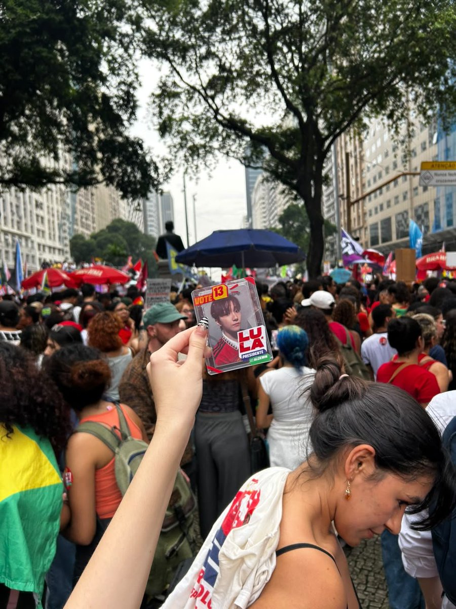 leerionz_j's tweet photo. woonhak na manifestação do lula ⭐️❤️ https://t.co/WZfndxTmKg