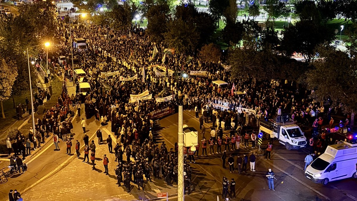FarukDinc_'s tweet photo. Aksa Tufanı’nın 3. yıl dönümü münasebetiyle Diyarbakır’da gerçekleştirilen yürüyüşe katıldık. 

Selahaddin’in torunları olarak her birimiz, Gazze’nin ve Kudüs mücadelesinin yanında; siyonizmin ise karşısında olduğumuzu haykırdık.

Ya Rab!
Bizim ellerimizle siyonizmi kahret! https://t.co/fuSomXNL5E