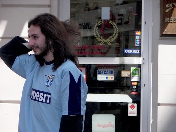 cholereblues's tweet photo. Almanak ve albüm karıştırırken buldum. Fotoğraf 2008’deki 1 Mayıs gösterilerine ait. İlk bakışta “Lazio forması-işçi bayramı” konsepti garip gelse de bu tercihi, bir süre evvel polis kurşunuyla hayatını kaybeden Laziolu Gabriele Sandri’nin aziz hatırası ile ilişkilendirebiliriz. https://t.co/EtbypDFw0G