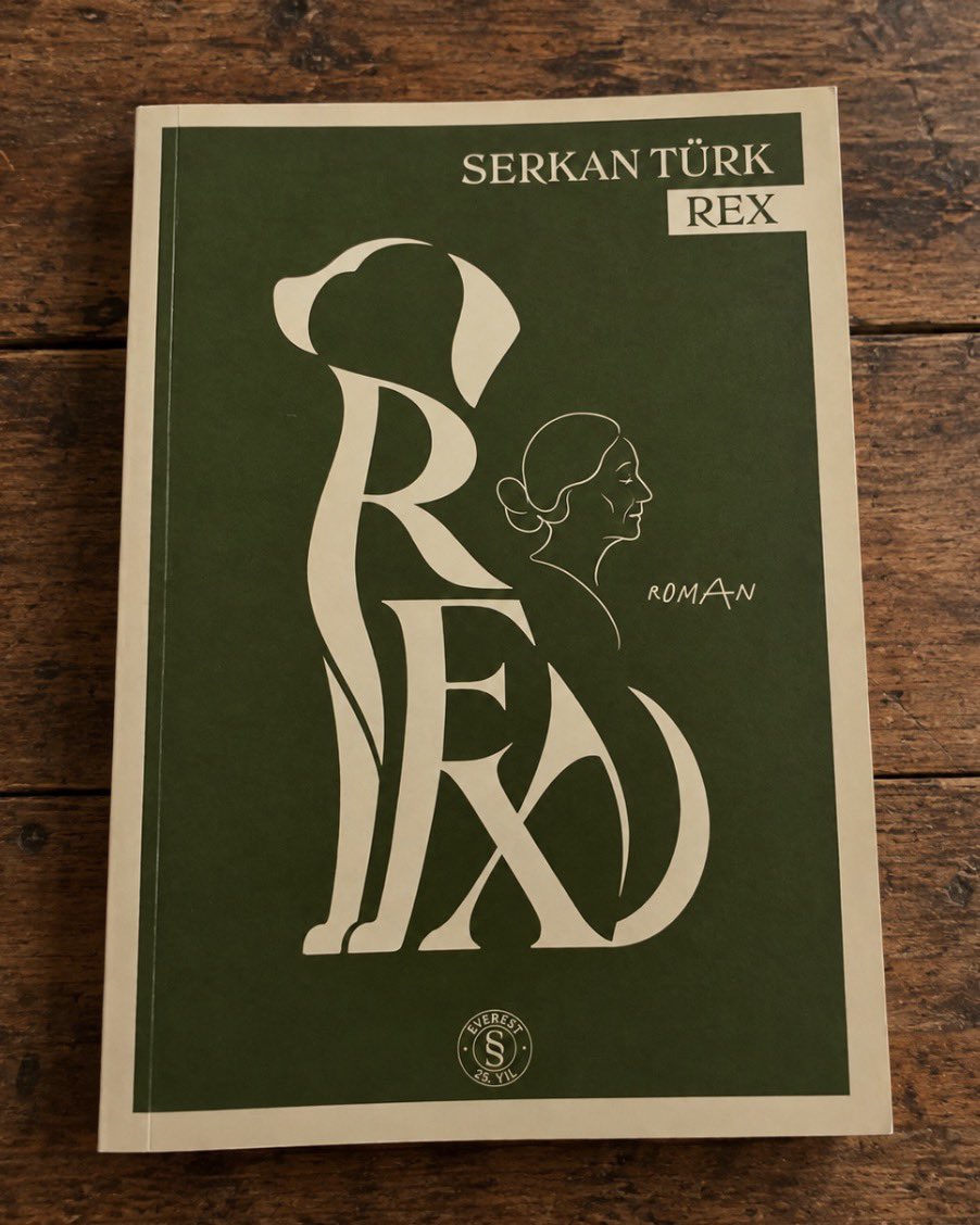 mhcbc_'s tweet photo. Yaralıların romanı: Rex. İlişkisi bitmek üzere olan erkek bir öğretmen ve İran’dan Türkiye’ye gelmek zorunda kalmış yaşlı bir kadın. Bu ikisini birleştiren, ölmek üzereyken yaşlı kadın tarafından kurtarılan bir köpek. Yaralıların öyküsüdür Rex, aşkların, yarım kalmışlıkların, bekleyenlerin ve belki de en çok sükunetlilerin romanıdır. 
Kitabın diline dair ayrıca söylenecek şeyler var. Öncelikle yazarın çok kitap okuduğu seçtiği kelimelere, cümlelerin yapısına yansıyor. Kitap kendini okutturuyor, bu sadece anlatının merak uyandırıcı ögeler barındırması ile ilgili değil. Yazarın anlatım gücü kitaba hakim olmuş. Beni en çok etkileyen şeyin; anlatının sükunetininin anlatıma da  yansıması oldu. Taşranın sakinliği bile anlatıma yansımış, ortaya takdiri hak eden bir roman çıkmış. @EverestKitap @serkanturk61