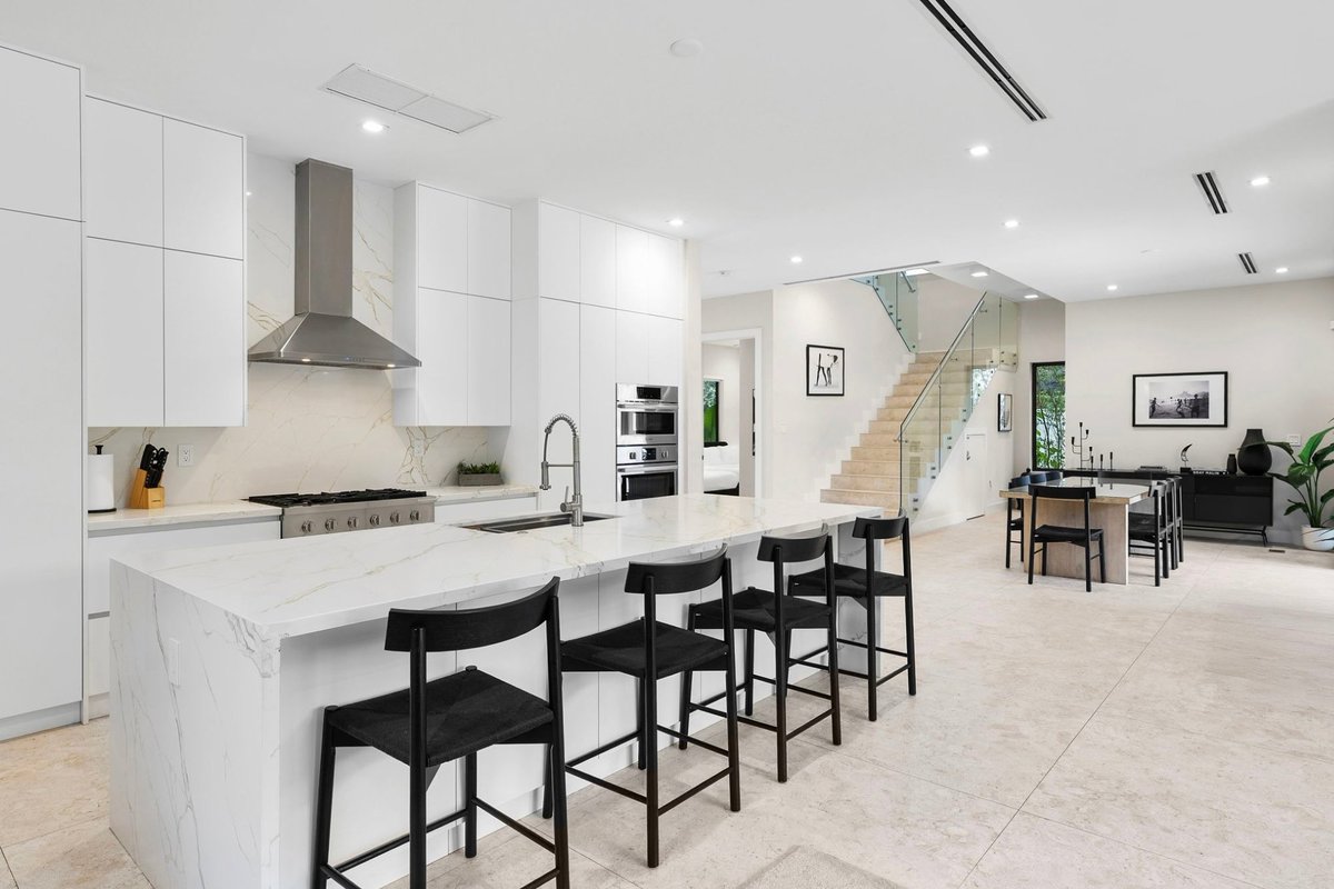 JatinaGroup's tweet photo. From private chef dinners around the oversized kitchen island to a game of pool or ping-pong after sunset, every detail is designed for living well, effortlessly and beautifully.

📍 Villa Celine | Coral Gables, FL
・5 bedrooms
・6 bathrooms
・Sleeps 10 guests
・5,000 sqft https://t.co/bQBRqgTKVR