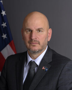 PiensaPrensa's tweet photo. Embajador de EE.UU: “Si quieren cooperación, van a tener que trabajar en  lo que es importante para nosotros”.

El embajador de Estados Unidos en Chile, Brandon Judd, entregó un mensaje directo sobre el futuro de la relación entre ambos países y dejó en claro que Washington espera una mayor coordinación con Chile en materias que considera estratégicas para su seguridad nacional. Sin embargo, uno de los puntos que generó mayor atención fue su referencia al Estrecho de Magallanes. El representante estadounidense vinculó la cooperación de Washington con la disposición de Chile a trabajar en asuntos que Estados Unidos considera relevantes.
“Si quieren un país que ayude a proteger sus derechos sobre el Estrecho de Magallanes (...) también tendrán que trabajar con nosotros en los temas que son importantes para nosotros”, planteó.

Las declaraciones fueron realizadas durante el evento por el Día del Comercio Global, en particular, mencionó el combate contra el crimen organizado y la protección del libre tránsito como ámbitos donde Washington está dispuesto a colaborar, pero advirtió que esa cooperación requiere que ambos países trabajen también en asuntos que Estados Unidos considera relevantes para su propia seguridad.