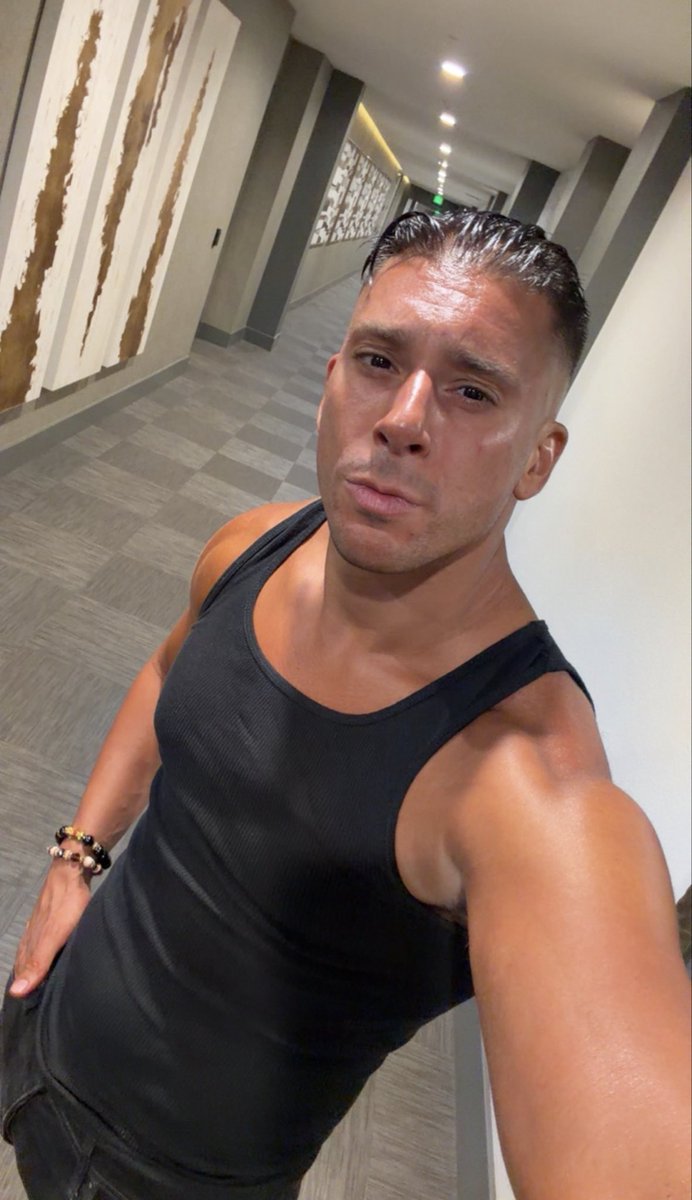 MarceloMagnific's tweet photo. It’s been hot af lately I am tanned AF lol 😆 https://t.co/5pnEQSZyld