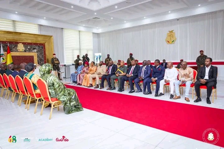daye_med's tweet photo. 🇬🇳cet après midi, Le président de la République, chef de l'État, chef suprême des forces armées, son excellence le général MAMADI DOUMBOUYA @presi_doumbouya reçoit nos élus nouvellement élus aux législatives passé et avec quelques députés étrangers venant dans d'autres pays de la sous région.