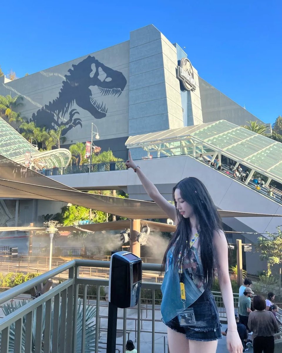 icurina's tweet photo. same location 4 years apart https://t.co/zrFpm19Gkn