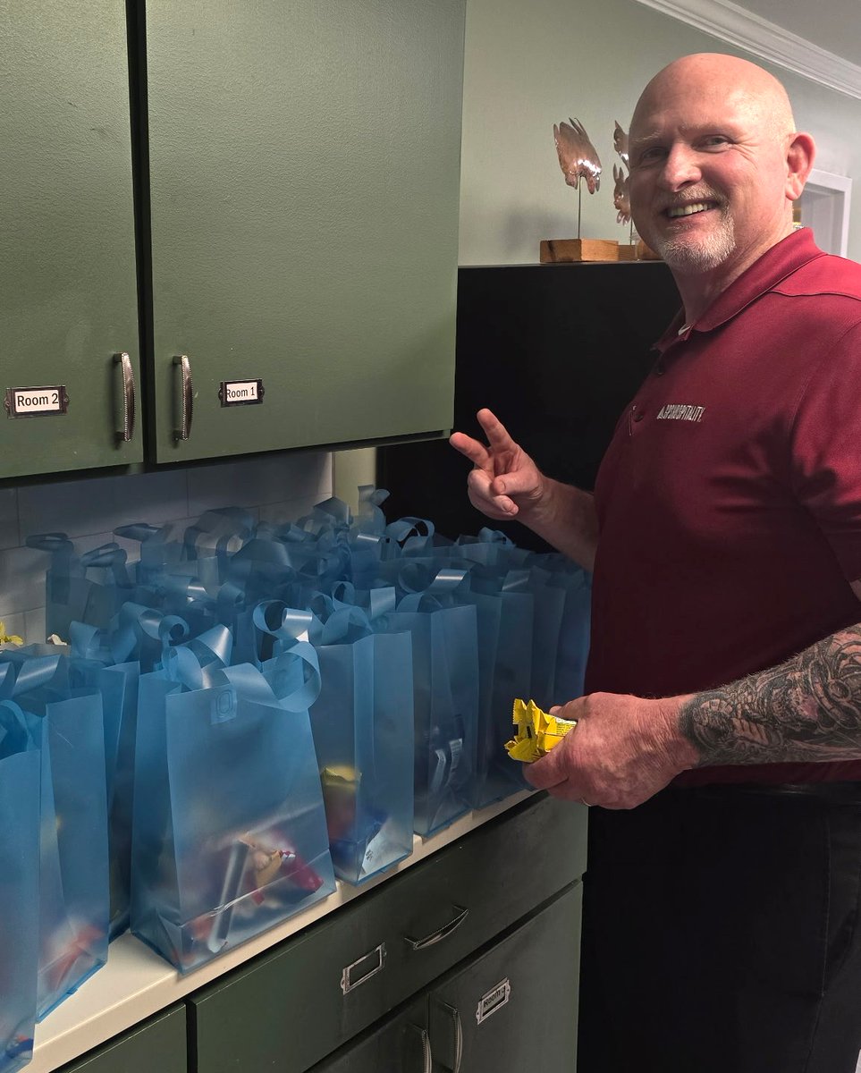 gpshospitality's tweet photo. 💙The Gulf Coast Northwest team, joined by VP of Ops Joe, recently supported families in Jackson, MS whose children are facing critical illnesses. We're #GPSProud of Director of Ops Sheila and her team for living our values. 🙌 #GivingBack #ServiceObsessed https://t.co/WFIktr2VyM