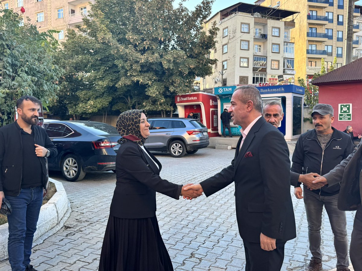 KayaZeydin's tweet photo. 📍 Hakkâri / Devlet Hastanesi

Hastanede tedavi gören kıymetli hastalarımızı ziyaret ettik. 
Teyzemizin hasta yatağında bizlere hediye ettiği çiçeği de büyük bir memnuniyetle kabul ettik. 🌸

Yoğun bakımda tedavi gören kardeşlerimizin kıymetli yakınlarıyla bir araya gelerek dualarına ortak olduk.

Rabbim Şâfi ismi hürmetine tüm hastalarımıza acil şifalar ihsan eylesin; ailelerine sabır, gönüllerine ferahlık versin.

@RTErdogan
@Akparti
@abuyukgumus
@MustafaAlkayis
@byildiz63
