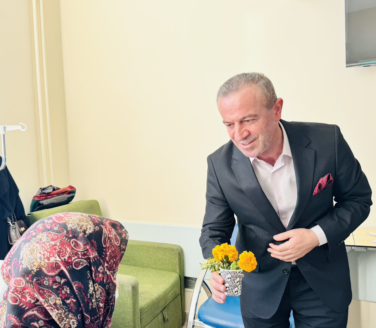 KayaZeydin's tweet photo. 📍 Hakkâri / Devlet Hastanesi

Hastanede tedavi gören kıymetli hastalarımızı ziyaret ettik. 
Teyzemizin hasta yatağında bizlere hediye ettiği çiçeği de büyük bir memnuniyetle kabul ettik. 🌸

Yoğun bakımda tedavi gören kardeşlerimizin kıymetli yakınlarıyla bir araya gelerek dualarına ortak olduk.

Rabbim Şâfi ismi hürmetine tüm hastalarımıza acil şifalar ihsan eylesin; ailelerine sabır, gönüllerine ferahlık versin.

@RTErdogan
@Akparti
@abuyukgumus
@MustafaAlkayis
@byildiz63