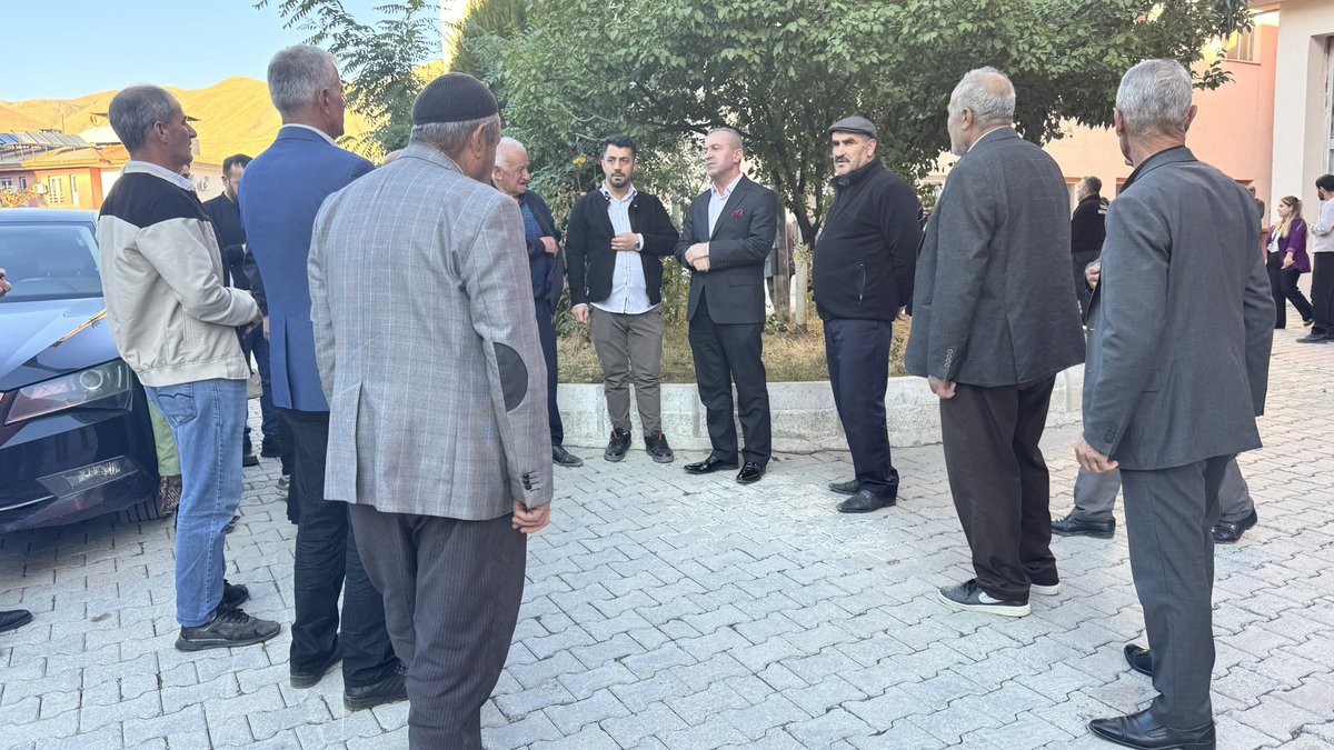 KayaZeydin's tweet photo. 📍 Hakkâri / Devlet Hastanesi

Hastanede tedavi gören kıymetli hastalarımızı ziyaret ettik. 
Teyzemizin hasta yatağında bizlere hediye ettiği çiçeği de büyük bir memnuniyetle kabul ettik. 🌸

Yoğun bakımda tedavi gören kardeşlerimizin kıymetli yakınlarıyla bir araya gelerek dualarına ortak olduk.

Rabbim Şâfi ismi hürmetine tüm hastalarımıza acil şifalar ihsan eylesin; ailelerine sabır, gönüllerine ferahlık versin.

@RTErdogan
@Akparti
@abuyukgumus
@MustafaAlkayis
@byildiz63