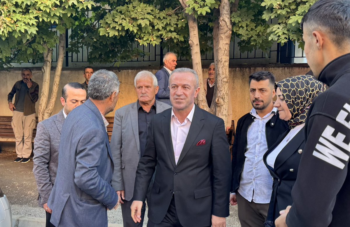 KayaZeydin's tweet photo. 📍 Hakkâri / Devlet Hastanesi

Hastanede tedavi gören kıymetli hastalarımızı ziyaret ettik. 
Teyzemizin hasta yatağında bizlere hediye ettiği çiçeği de büyük bir memnuniyetle kabul ettik. 🌸

Yoğun bakımda tedavi gören kardeşlerimizin kıymetli yakınlarıyla bir araya gelerek dualarına ortak olduk.

Rabbim Şâfi ismi hürmetine tüm hastalarımıza acil şifalar ihsan eylesin; ailelerine sabır, gönüllerine ferahlık versin.

@RTErdogan
@Akparti
@abuyukgumus
@MustafaAlkayis
@byildiz63