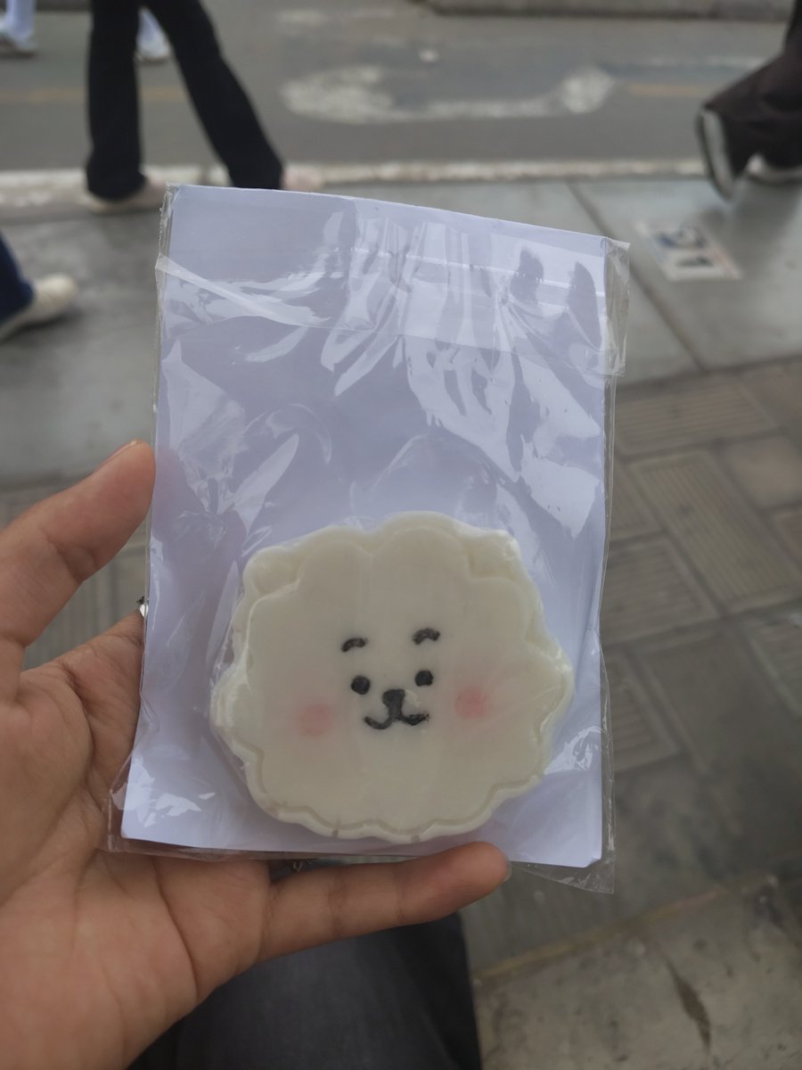 gambar_v's tweet photo. Hola estoy afuera del estadio San Marcos mi mamá está intentando vender jabones de BT21 que ella hizo a mano y no hemos tenido muchas ventas que digamos :( alguien interesado en comprar jabones artesanales de BT21? Tenemos todos pipipi

#btsperu #BTS_WORLDTOUR_ARİRANG #bts https://t.co/34r6x7nznw