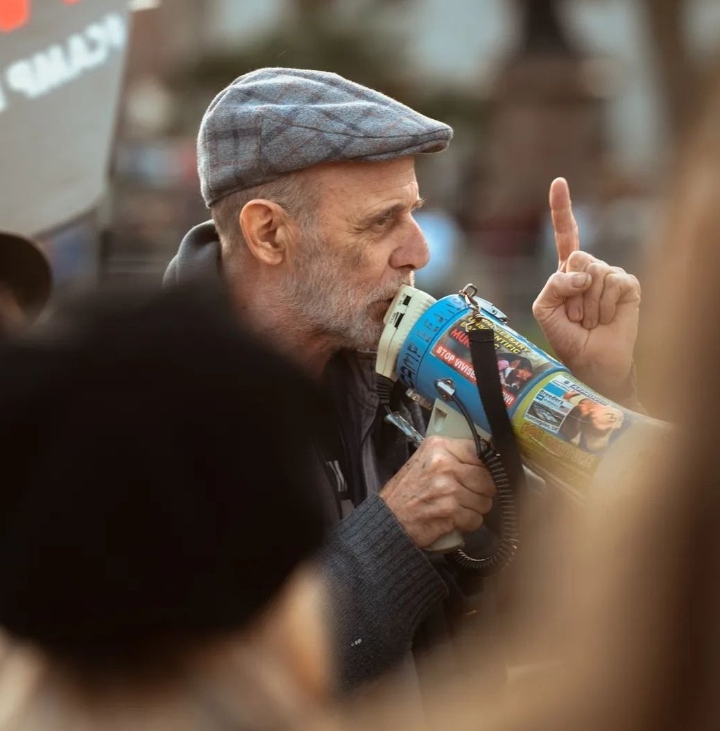 alexpunx1977's tweet photo. John Curtin is a comrade who has been fighting for animal liberation since the 1980s. A few days ago, he was arrested by the police for fighting for the most defenseless at #CampBeagle  Solidarity!
@TheCampBeagle_ https://t.co/0UnS0vX2To