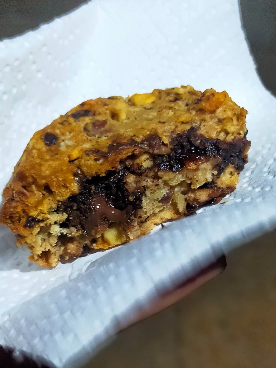 MuthoniMystic's tweet photo. Walking to my house, nibbling on a fat warm cookie. Made with love by my sister 😍

Excellent chew of oats and nuts. Decadent melt of chocolate. Glorious overall experience! https://t.co/o84f2c6ToD