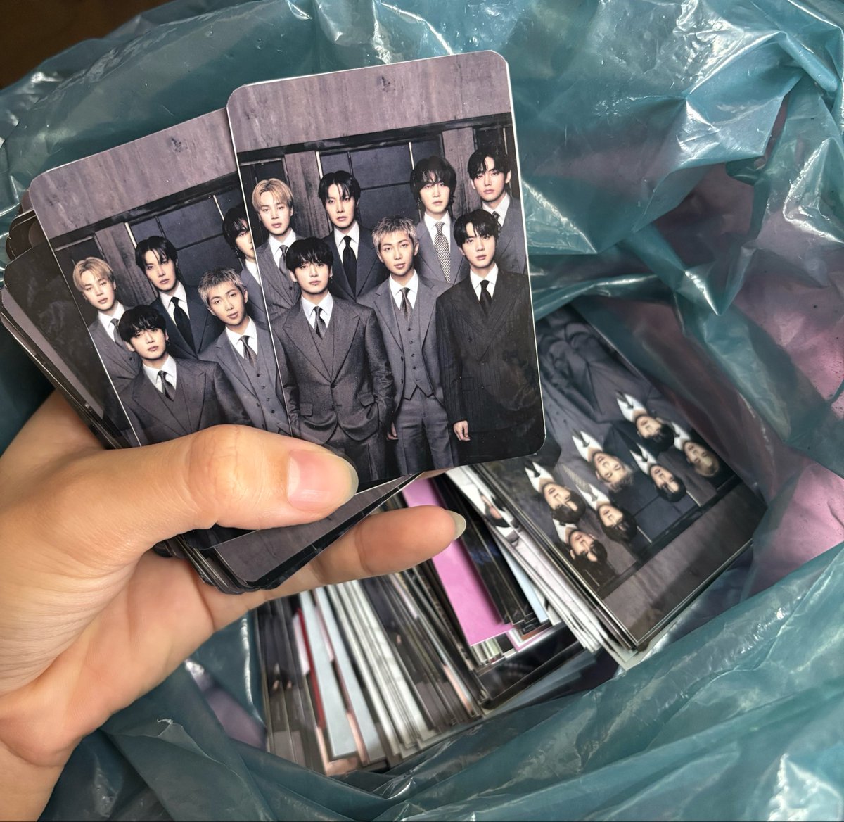 SeuPanetone's tweet photo. aqui produzindo meus freebies pro show do dia 31/10 setor arquibancada! 🥰💗🫂 ansiedade está grande! brindes brindes brindessss!
#BTS_WORLDTOUR_ARİRANG https://t.co/IUre1LoNj8