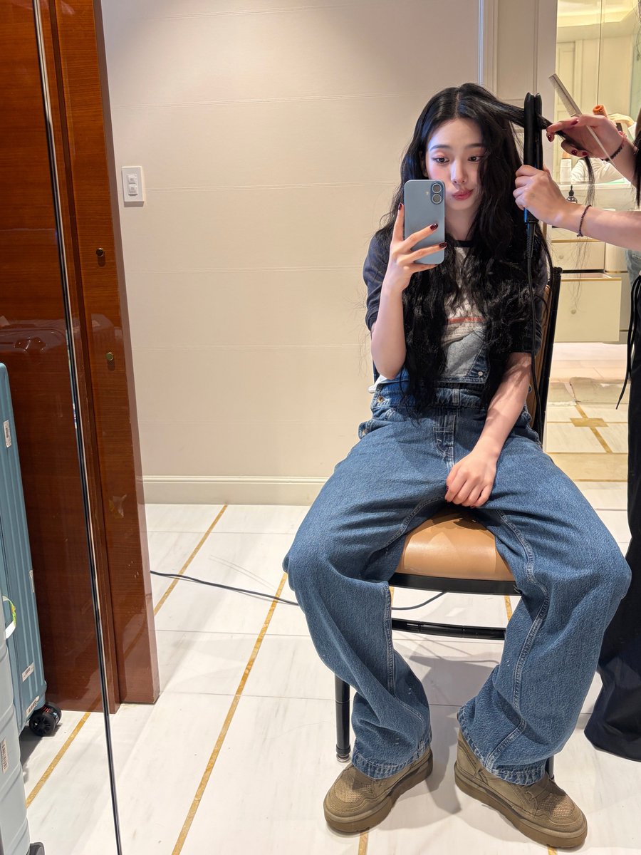 imswerpy's tweet photo. only women are allowed to manspread if i see a man manspreading i will kick him in the balls but if i see a woman manspreading imma put my legs together and give her some more room to manspread because that's her god given right to do so https://t.co/H5HXCvALyH