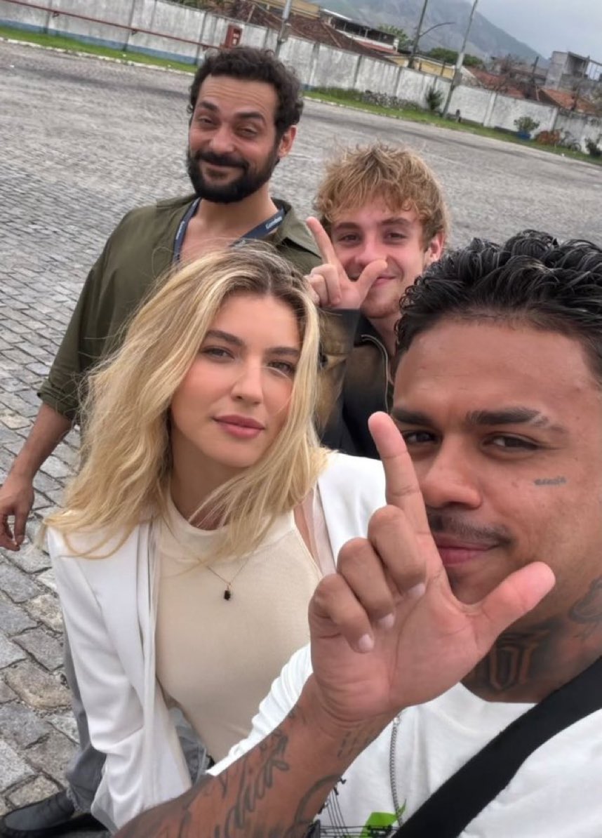 nexttobianca's tweet photo. top pessoas que eu n esperava nunca ver alanis na mesma foto: juliano floss e cabelinho https://t.co/oKdRlIfXCy