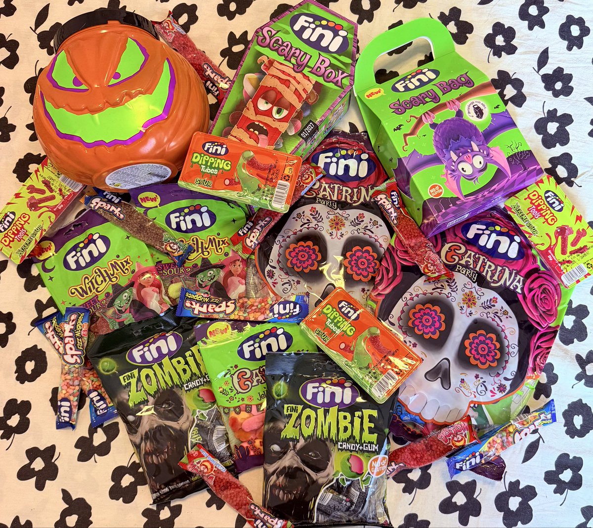 Fini_golosinas's tweet photo. SOOORTEAZO 🎃

quieres llevarte un super pack de novedades para halloween??

- sigue a @Fini_golosinas 
- haz rt
- menciona a un amigo

el día 13 digo ganador ✨ https://t.co/XtRpEqAWup