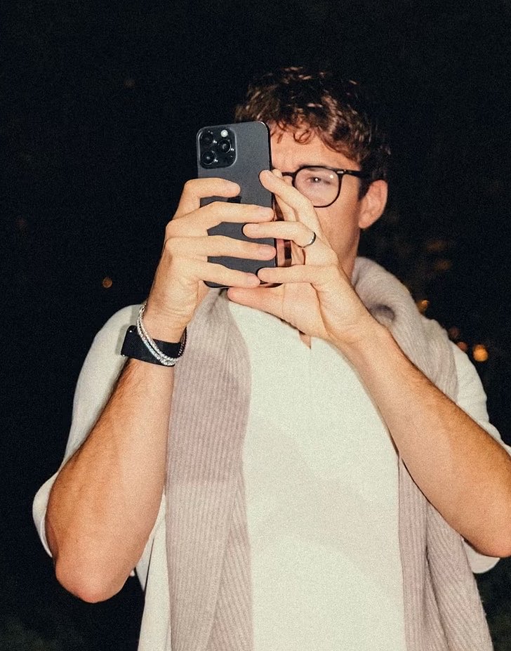 HeyitsNat_A's tweet photo. HE NEVER LOOKS MORE OMEGA THAN THIS BEFORE https://t.co/RF93JUfbTl