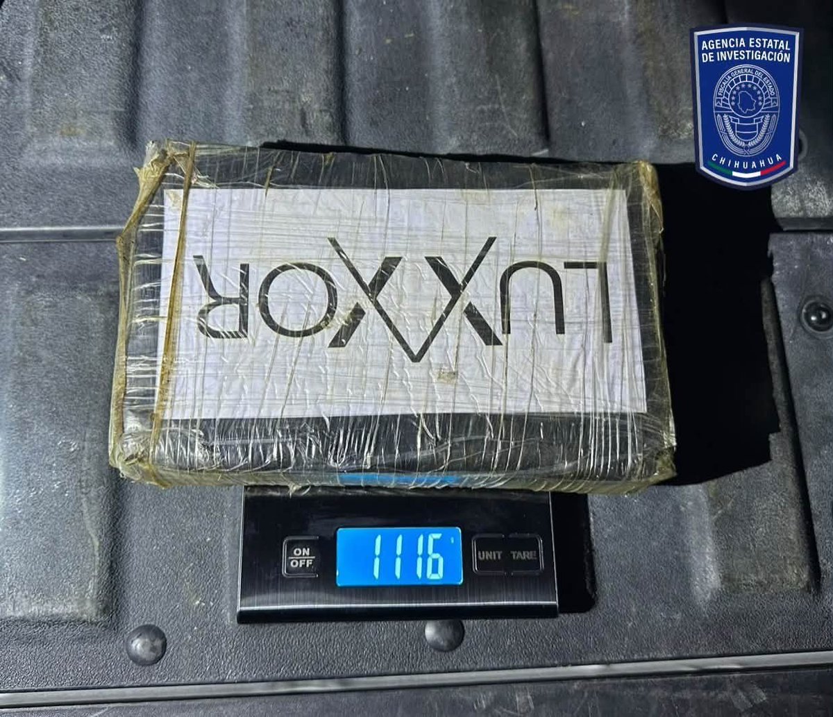 Foro_Militar's tweet photo. Aseguró célula BOII más de 100 kilos de cocaína en Rubio

En recorrido de vigilancia, una célula de las Bases de Operaciones Inter Institucionales (BOII), aseguró ayer martes 06 de octubre, 106. 3 kilogramos de cocaína, en el seccional Álvaro Obregón (Rubio), municipio de Cuauhtémoc.

En las acciones participaron elementos de la Agencia Estatal de Investigación en colaboración con la Secretaría de la Defensa Nacional, Guardia Nacional y la Secretaría de Seguridad Pública Estatal y Seguridad Pública Municipal.

Durante el recorrido, la célula BOII realizó labores de vigilancia en el citado poblado, y en la calle 10ª entre Galeana y Nicolás Bravo, procedieron a revisar dos vehículos, siendo una pick up y un tracto camión.

En la camioneta de la marca Chevrolet, línea Cheyenne, color blanco, modelo 2022, se encontraron tres cajas color negro que contenían varios paquetes confeccionados con cinta en color canela que contenían un polvo blanco con las características de la cocaína.

Asimismo, se procedió a la inspección de un tracto camión de la marca Kenwort, color blanco, modelo 2016 en el cual se encontraron 93 cuadros confeccionados con cinta canela que contenían un polvo blanco con las características de la cocaína.
En total el peso de la droga fue de 106.3 kilos, misma que la célula BOII, pondrá a disposición del Ministerio Público de la Fiscalía General de la República (FGR) para las investigaciones correspondientes.

La Fiscalía General del Estado reitera su compromiso de trabajar de manera coordinada con todas las instituciones de seguridad y prevención de los delitos, así como llevar ante los Tribunales a los responsables.