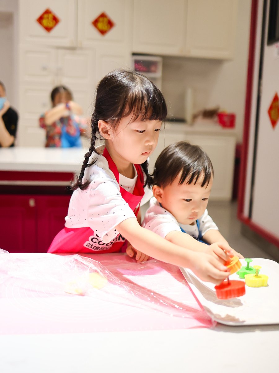 GuyTrimmer3da's tweet photo. Today’s fun: baking mini cookies with my little explorer! Her giggles when we added too many sprinkles Priceless ， https://t.co/fMO6oAkGP5