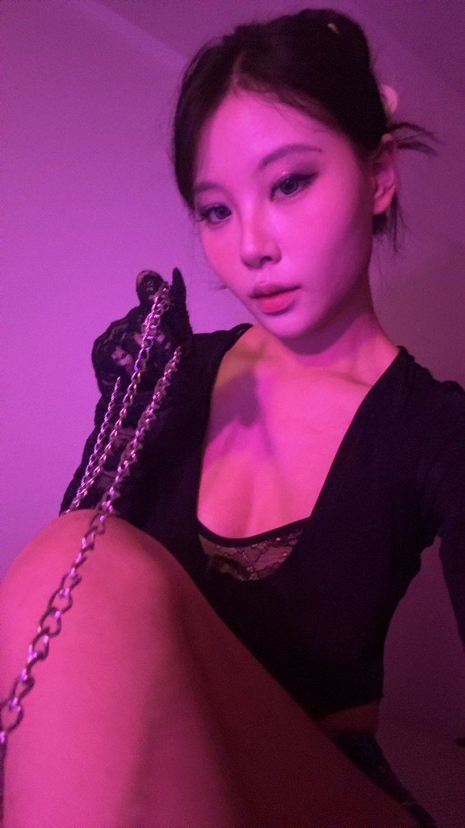 Yiyibitch3's tweet photo. 睡不着 想骂你们这些公狗 #母畜 #母狗 #羞辱 #自毁 #社死 #洗脑 #控制 #倒贴 #胁迫 #女研 #女大 #女高 #女权 #留学生 https://t.co/KfCFuUjKKD
