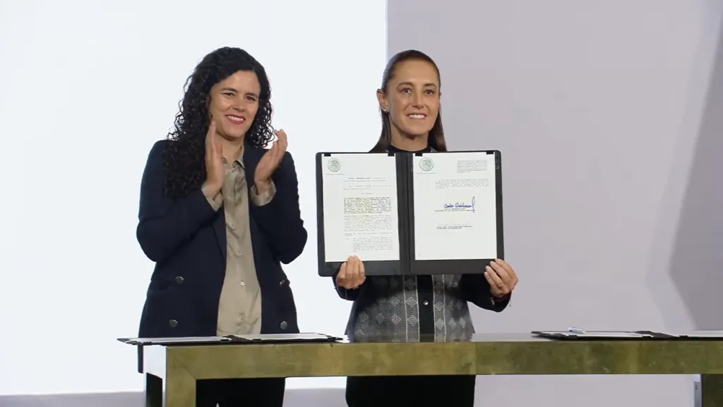 20TVvh's tweet photo. #Entérate | @Claudiashein firma decreto que prohíbe la doble nacionalidad para Presidencia y gubernaturas.

#20tv #México 

https://t.co/HvFF5WCgBm https://t.co/9CoN4cwXcg