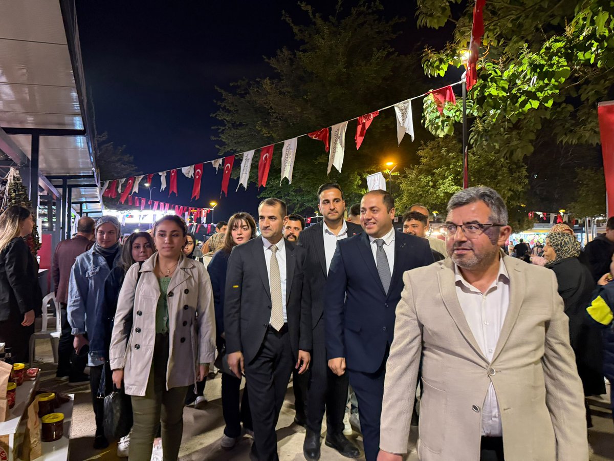 mikramarslan's tweet photo. 📍GastroAntep Kültür Yolu Festivali

Gaziantep Büyükşehir Belediyesi Başkan Yardımcımız Sayın Abdulkadir Sökücü, Gaziantep Büyükşehir Belediyesi Özel Kalem Müdürümüz Sayın Ahmet Alparslan ve Gençlik Kolları ekibimizle birlikte GastroAntep Kültür Yolu Festivali’ne katılım sağladık.

Gaziantep’in kültürünü, tarihini ve eşsiz gastronomisini yaşatan bu güzel festivalde hemşehrilerimizle bir araya gelmenin mutluluğunu yaşadık.

Bu güzel etkinlik için emeği geçen herkese ve özellikle Gaziantep Büyükşehir Belediye Başkanımız Sayın Fatma Şahin’e teşekkür ederiz.

Gaziantep’in kültürünü ve gastronomisini tüm dünyaya tanıtan bu eşsiz festival, şehrimizin gururu olmaya devam ediyor. 🇹🇷

@avyusufibis 
@osmannazlier 
@fatihseyrekk
@FatmaSahin 
@avmustafadurmus 
@Abdlkadirs27 
@AlpaslanAhmet27 
@AKGenclikGM 
@akgencsahinbey