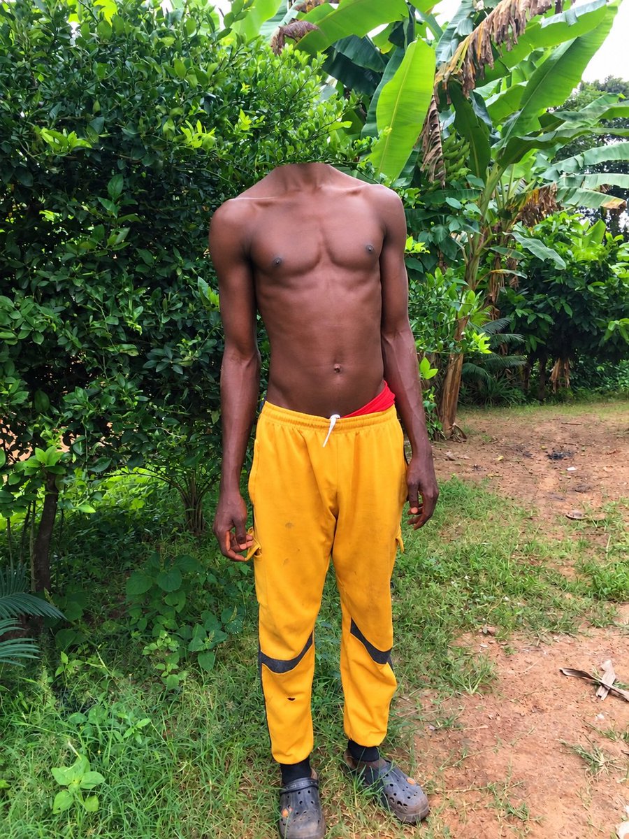 buluku01's tweet photo. This evening, someone come to our house when I'm sleeping, when the person is going he remove my head till now i still dey find the person 🥹😩 https://t.co/8BdOjvQrxR