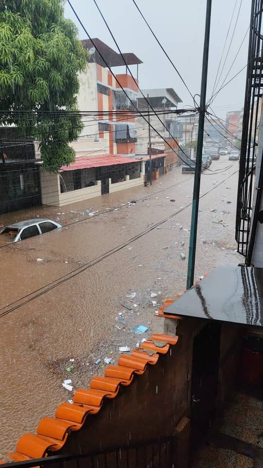 ReporteYa's tweet photo. #7Oct 2:45 PM #Caracas #LLuvias
@albertoprato02: Parroquia Santa Rosalía, Sector Prados de María Calle el Colegio, Inundación de aproximadamente 80 viviendas. https://t.co/RPxFCktU9C