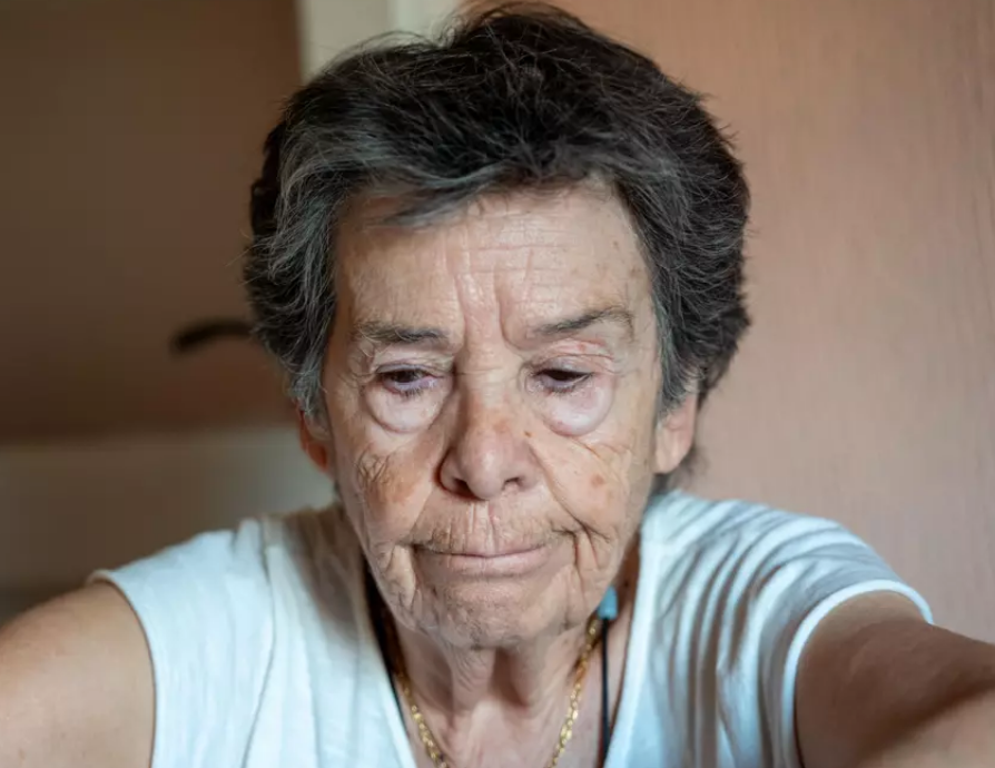 dsegoviaatienza's tweet photo. Hola Mari Carmen, puedes irte en paz, has hecho por este país lo que muchos políticos no han hecho, has sido una luz para muchas personas, contigo hubo un antes y habrá un después. Has hecho mover a todo un país, me apena que no puedas ver todo lo que vas a conseguir incluso ahora que no estás. Has demostrado tener un valor y una resistencia enormes de lo que siento una envidia muy sana, ojalá muchas más personas como tú. 
DEP.

Te quiere, David.