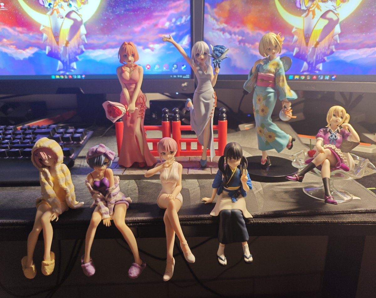 Kuroxx13's tweet photo. Je me permets de flex un peu mes figurines que j'ai acheté en septembre 😋 https://t.co/UagvFGTEt1