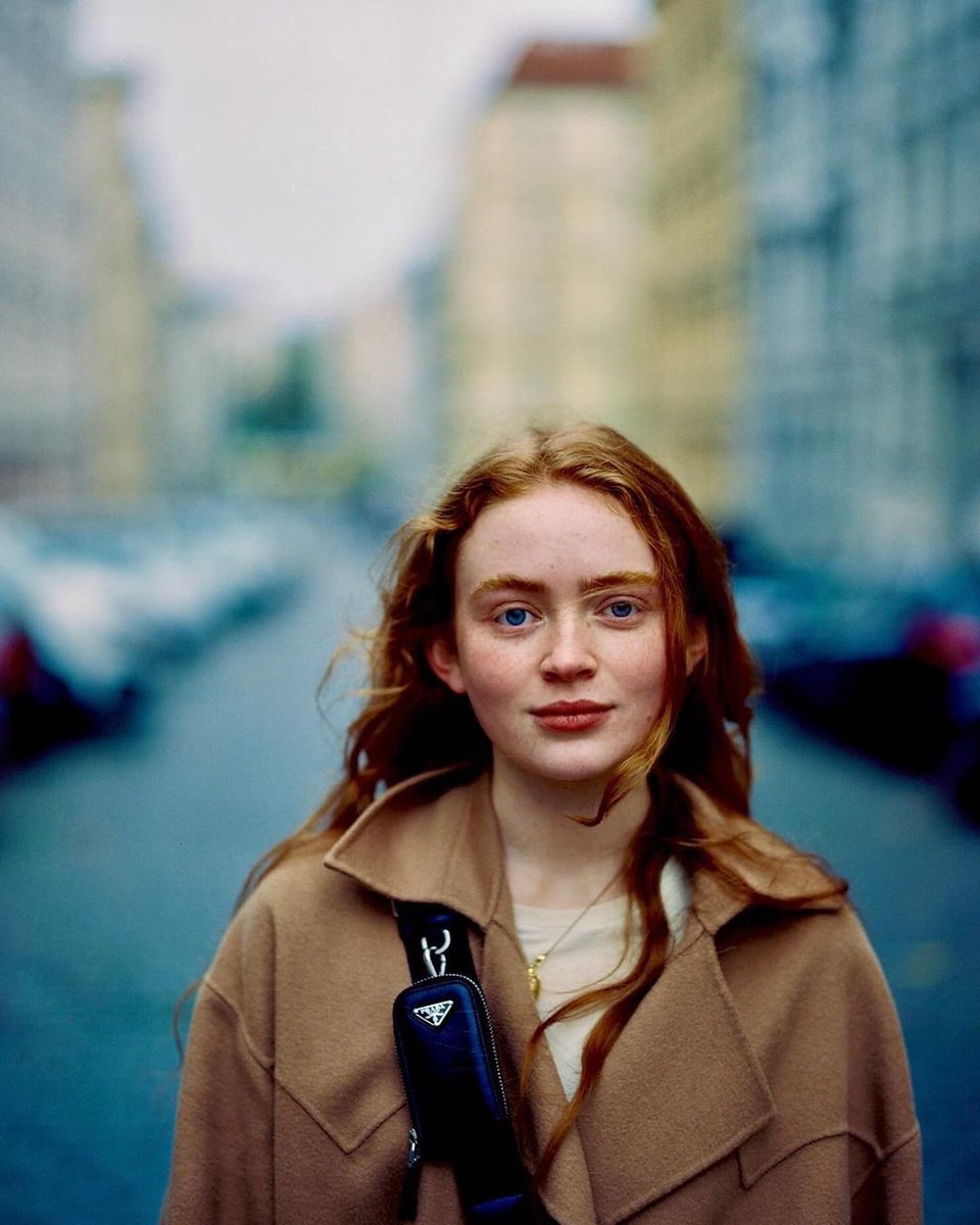 StrangerNews11's tweet photo. If autumn was a person, it would be Sadie Sink🍂 https://t.co/VFN4PTVtaq