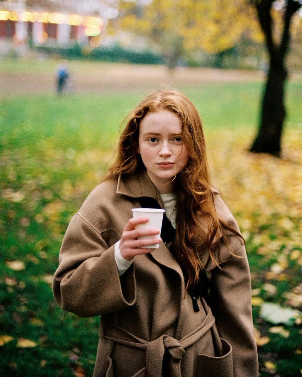 StrangerNews11's tweet photo. If autumn was a person, it would be Sadie Sink🍂 https://t.co/VFN4PTVtaq