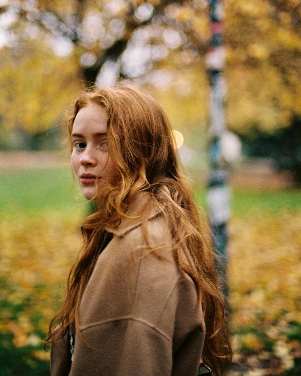 StrangerNews11's tweet photo. If autumn was a person, it would be Sadie Sink🍂 https://t.co/VFN4PTVtaq