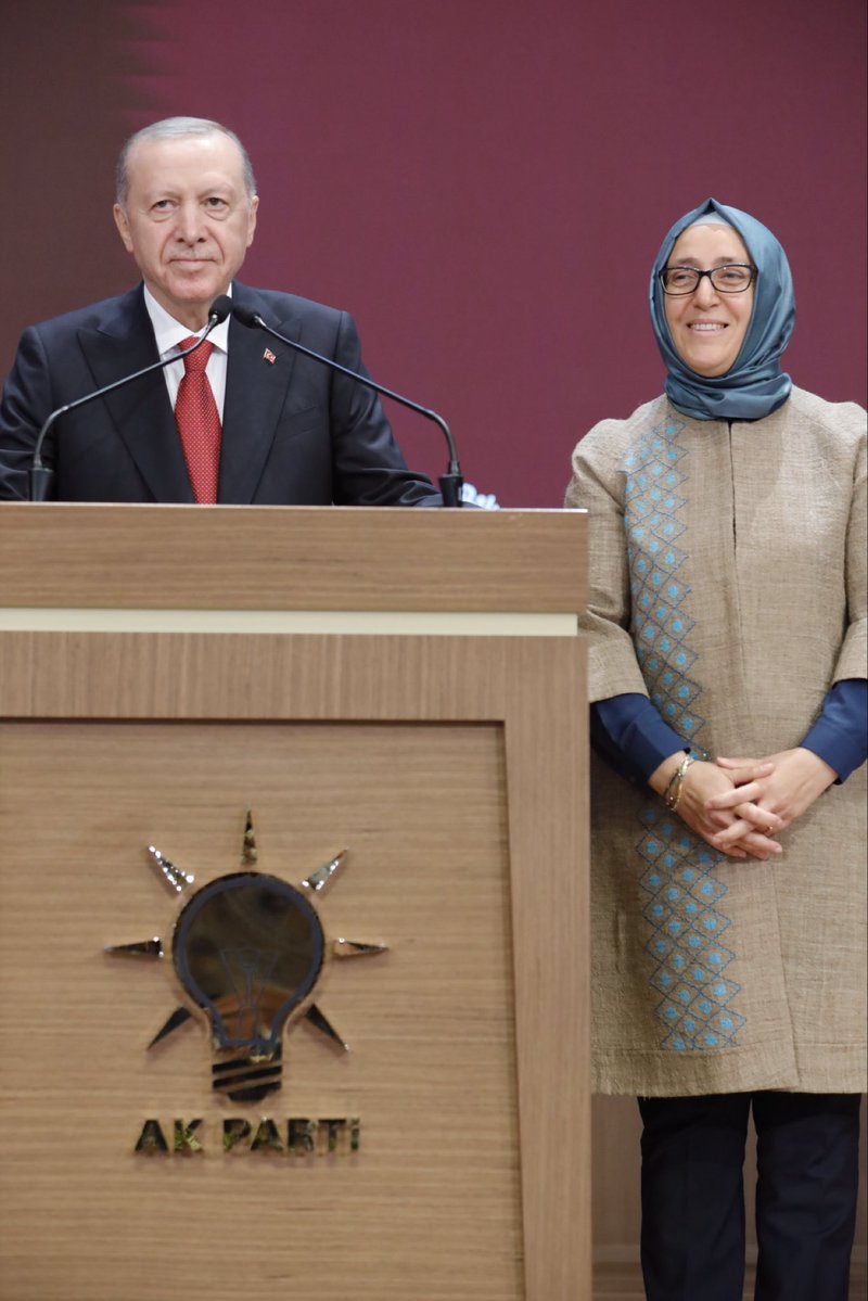 salihademirer's tweet photo. Mahallesini yuvası bilen, her kapıyı sevgiyle çalan, komşusunun derdiyle dertlenen, sevincini paylaşan kadın mahalle başkanlarımızı Genel Merkezimizde Cumhurbaşkanımız ve Genel Başkanımız Sayın Recep Tayyip Erdoğan ile buluşturmanın tarifsiz mutluluğunu ve gururunu yaşadık.

Yıllardır gece gündüz demeden, kapı kapı, gönül gönül emek veren; İstanbul’un her sokağında iz bırakan kadınlarımız aynı çatı altında, liderleriyle yan yana geldi.

İstanbul’da atılan ilk ilmekten bugüne, şehrimizin 961 mahallesinde sevgiyle, sabırla ve inançla büyüyen bu büyük hikâyenin en güçlü kahramanları sizlersiniz. Her biriniz, mahallenizin sesi, gönlü ve umudusunuz.

Sayın Cumhurbaşkanımızın mahalle başkanlarımıza gösterdiği yakınlık, verdiği değer ve samimi hitapları hepimizin yüreğine dokundu. Bu anlamlı buluşma, hafızalarımızda uzun yıllar gururla taşıyacağımız özel bir hatıra olarak kalacak.

İyi ki varsınız AK Kadınlar.
İyi ki İstanbul’un her mahallesinde sizin emeğiniz, sevginiz ve güzel yüreğiniz var. 🤍