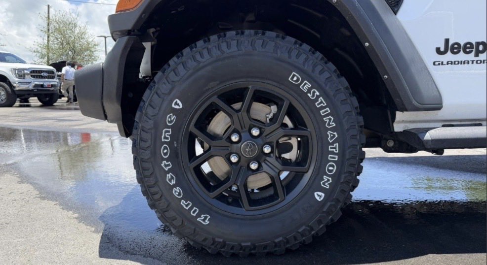 WhiteGlad210's tweet photo. Anyone have a thought on these Firestone tires? #Jeep https://t.co/xdavy7L2s9