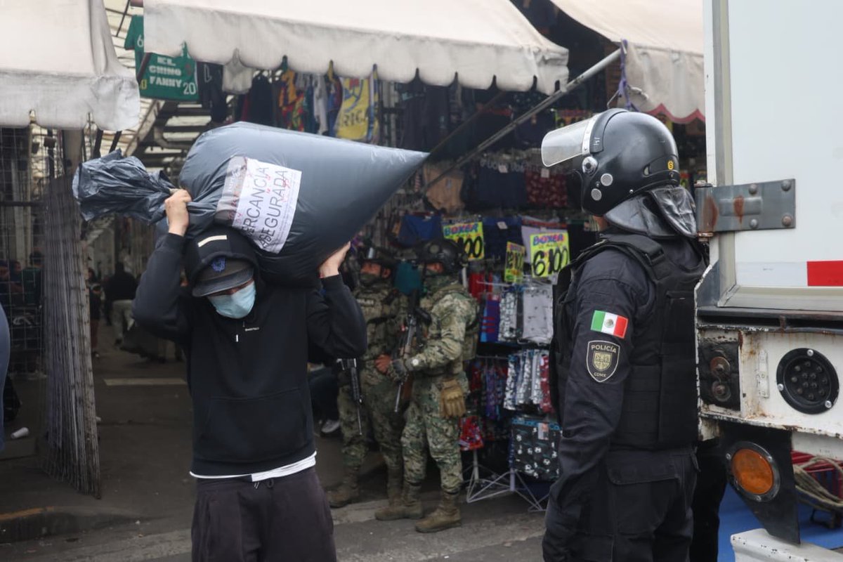 El_Universal_Mx's tweet photo. 🔴 Operativo del IMPI en Tepito

El Instituto Mexicano de la Propiedad Industrial se encargó de decomisar productos apócrifos en locales de la calle Aztecas, en la Ciudad de México.

#FOTOS: Luis Camacho  | EL UNIVERSAL https://t.co/ZaHCuJLQqD
