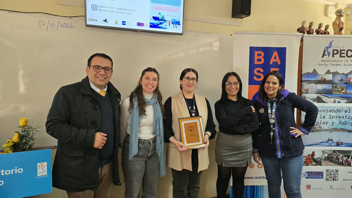 MilenioBASE's tweet photo. San Miguel📍📚 ¡Conmemoramos el mes de la ciencia! En un encuentro repleto de experiencias antárticas junto a las y los estudiantes de la Escuela Territorio Antártico y la investigadora doctoral @MilenioBASE @ApecsChile Mélanie Delleuze https://t.co/tWca6mPu86