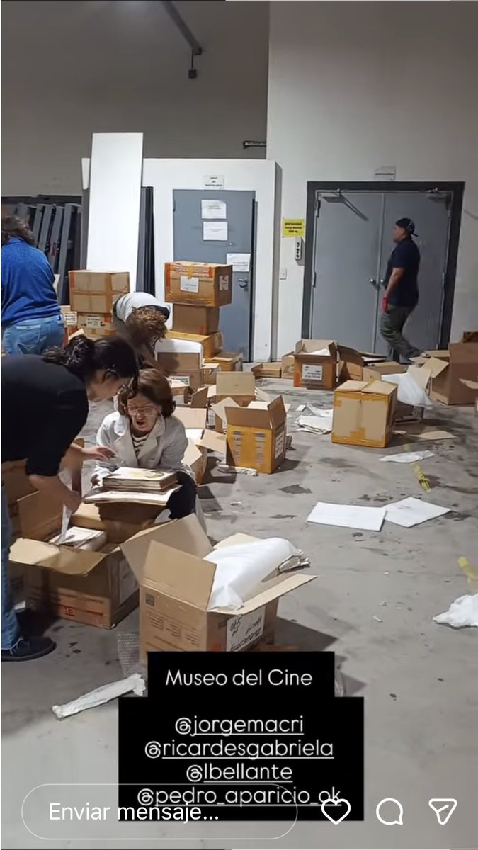 barbaradirocco_'s tweet photo. Mudaron el museo del cine a un galpón donde se inunda. Los mismos empleados están intentando rescatar los archivos. 
Así cuida la cultura macri y los suyos. https://t.co/7RX5ZwEv5Z