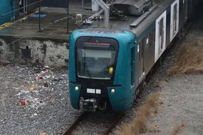 BusologiaMN's tweet photo. 🚆💰 CARO E SEM EXPANSÃO

Sem qualquer melhoria há 10 anos, o sistema ferroviário do Rio fechará mais um ano com a tarifa mais cara do Brasil.

Com aumentos expressivos autorizados durante os governos de Witzel (PSC) e Cláudio Castro (PL), a tarifa máxima custa hoje R$ 7,90. https://t.co/XIr4Cj9QTe