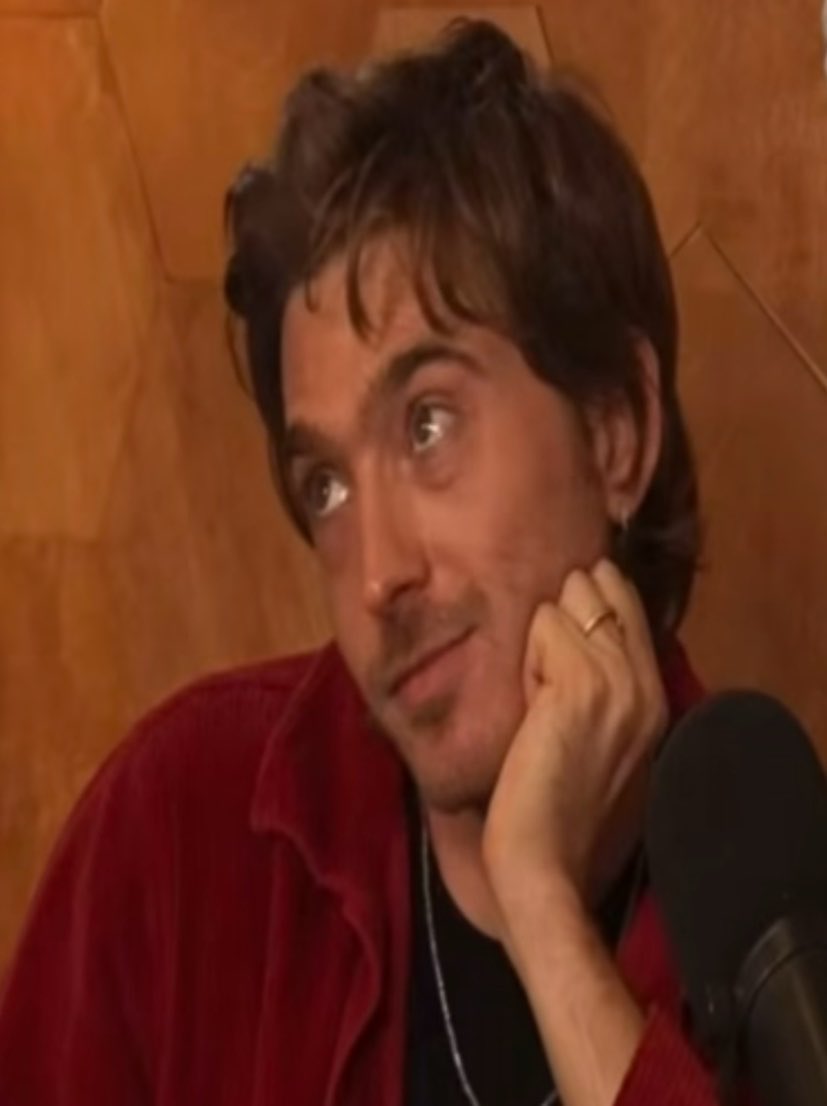 S0ULMATES_95's tweet photo. his eyes… he looks like pam from the office in that one scene https://t.co/CQc4lwacGq