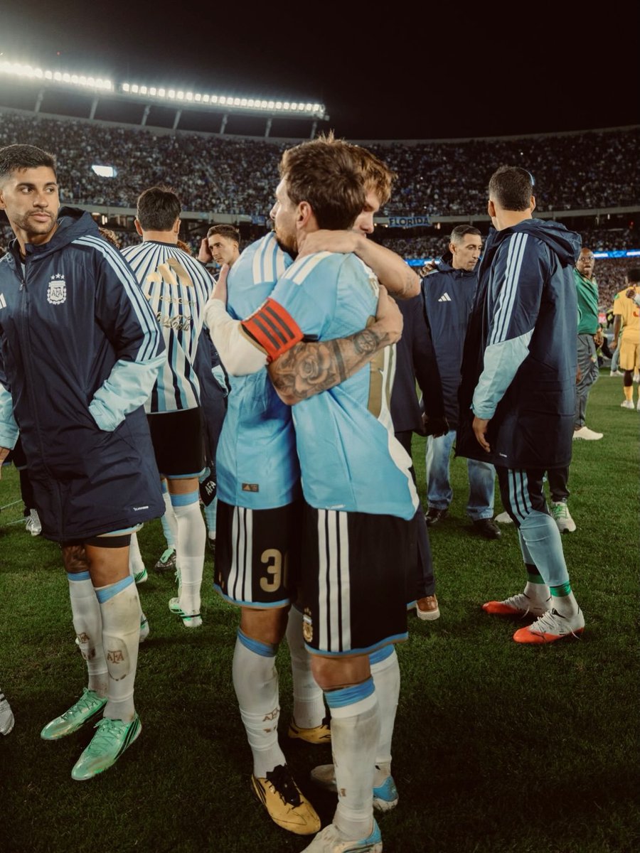 Mastantuono07's tweet photo. Estarás para siempre en todos los argentinos🔟
Por hacernos creer y por tu ejemplo de que hay que intentar hasta el final! Obvio. Te vamos a extrañar mucho y va a ser difícil una selección sin vos! Pero dejaste un legado que nunca se va a repetir ❤️
GRACIAS ETERNAS 10 https://t.co/xo9qTeiF3k