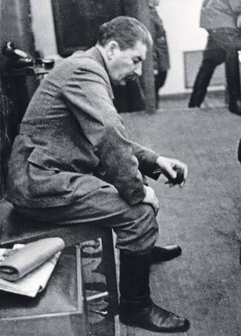 Giovani49_'s tweet photo. Eu não posso deixar de falar que toda vez que aparece essa imagem do Renan na minha frente eu imediatamente lembro essa imagem do Stalin https://t.co/iqSgGfFJ5o