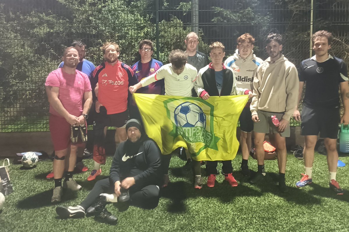 JfGkickabout's tweet photo. ๐๐๐
Tonight's training group, 2 touch 6 aside. Thank you all
If you would like to get involved with our friendly, inclusive team please get in touch
#jumpersforgoalposts #footballfun #footballforall https://t.co/Z2cYOIZkdg