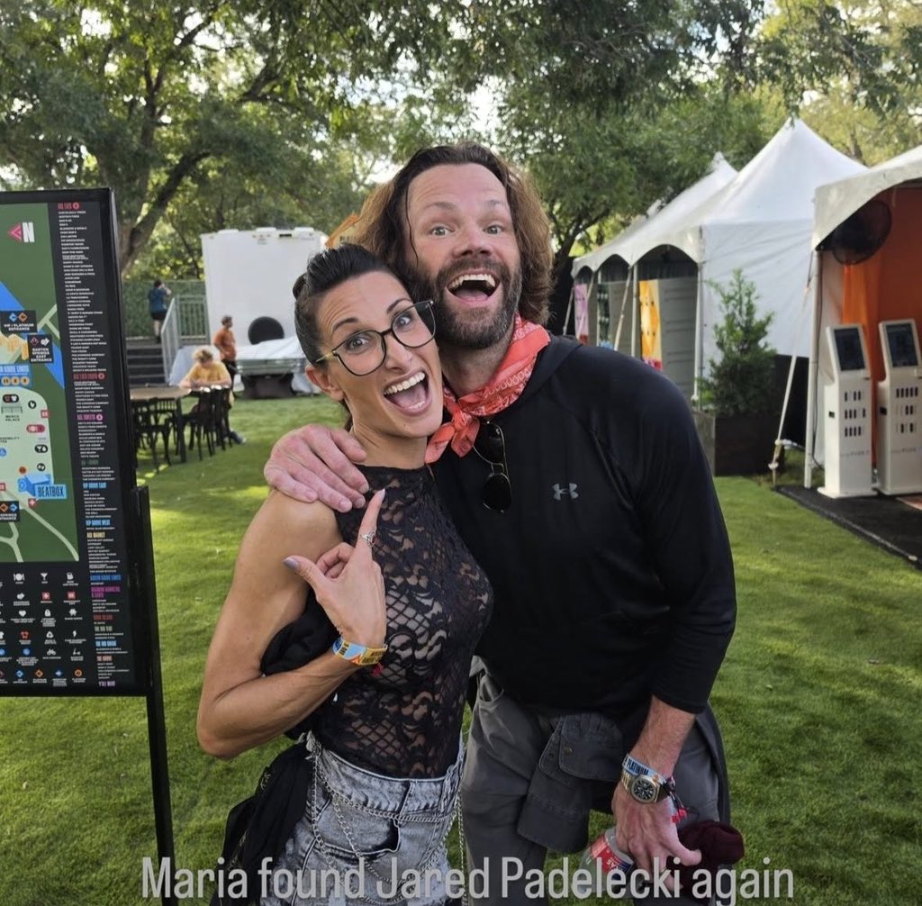 jarpadbrasil's tweet photo. FOFO!! 💌✨🫶🏻

Mais uma foto de Jared com uma fã no festival ACL, em Austin.

By @/inimitable_ryan no instagram https://t.co/ZbdyfZczvy
